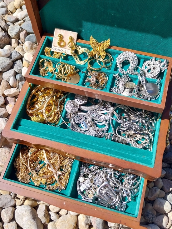 Vintage Jewelry - Vintage Gold and Silver Tone Mixed Jewelry Lot - Assorted Women's Pieces